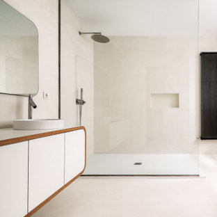 Diseño de cuarto de baño con ducha, actual, grande, con armarios con paneles lisos, puertas de armario blancas, ducha empotrada, baldosas y/o azulejos beige, baldosas y/o azulejos de porcelana, suelo de baldosas de porcelana, lavabo sobreencimera, suelo beige y encimeras blancas
