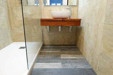 Foto de cuarto de baño contemporáneo de tamaño medio con ducha empotrada, aseo y ducha, lavabo sobreencimera y encimera de madera