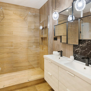Foto de cuarto de baño con ducha, hornacina, doble y flotante, mediterráneo, con armarios con paneles lisos, puertas de armario beige, ducha empotrada, baldosas y/o azulejos marrones, paredes marrones, lavabo integrado, suelo marrón y encimeras blancas