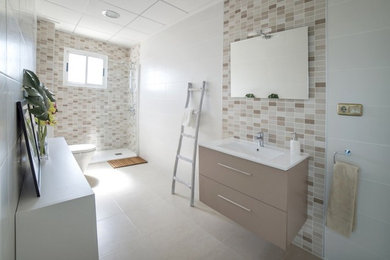 Diseño de cuarto de baño escandinavo grande con armarios con paneles lisos, puertas de armario beige, ducha abierta, sanitario de dos piezas, paredes blancas, aseo y ducha y lavabo integrado