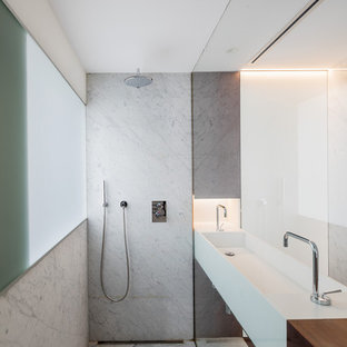 Foto de cuarto de baño moderno, extra grande, con ducha a ras de suelo, paredes blancas, lavabo de seno grande y suelo gris
