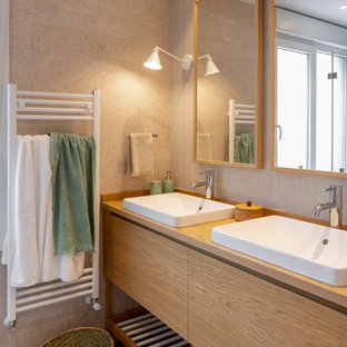 Ejemplo de cuarto de baño principal, doble y a medida, mediterráneo, de tamaño medio, con armarios tipo mueble, puertas de armario blancas, baldosas y/o azulejos beige, baldosas y/o azulejos de porcelana, paredes beige, lavabo sobreencimera, encimera de madera, suelo beige y encimeras marrones