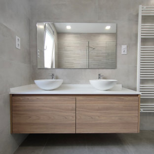 Ejemplo de cuarto de baño principal, cuarto de baño, doble y flotante, contemporáneo, grande, sin sin inodoro, con armarios con paneles lisos, puertas de armario blancas, sanitario de pared, baldosas y/o azulejos beige, baldosas y/o azulejos de cerámica, paredes beige, suelo de baldosas de cerámica, lavabo sobreencimera, encimera de cuarzo compacto, suelo beige, ducha abierta y encimeras blancas