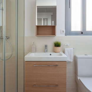 Foto de cuarto de baño con ducha, contemporáneo, pequeño, con baldosas y/o azulejos beige, baldosas y/o azulejos de cerámica, suelo de baldosas de cerámica, suelo beige, sanitario de una pieza, paredes blancas, armarios con paneles lisos, puertas de armario de madera clara, ducha empotrada, lavabo integrado, ducha con puerta corredera y encimeras blancas