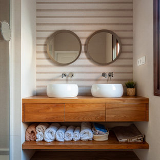 Imagen de cuarto de baño principal, contemporáneo, de tamaño medio, con ducha abierta, baldosas y/o azulejos beige, baldosas y/o azulejos de cerámica, suelo de baldosas de cerámica, lavabo sobreencimera, encimera de madera, suelo beige, ducha abierta, encimeras marrones, armarios abiertos y puertas de armario de madera oscura