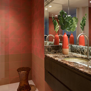 Imagen de cuarto de baño con ducha, actual, con ducha a ras de suelo, baldosas y/o azulejos marrones, baldosas y/o azulejos rojos, lavabo bajoencimera, armarios con paneles lisos, puertas de armario de madera en tonos medios, suelo de madera en tonos medios, suelo beige, ducha abierta y encimeras marrones