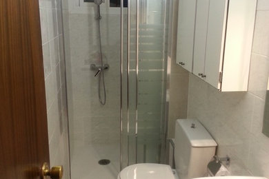 Modelo de cuarto de baño clásico renovado pequeño con ducha empotrada, bidé, paredes blancas, aseo y ducha y lavabo con pedestal