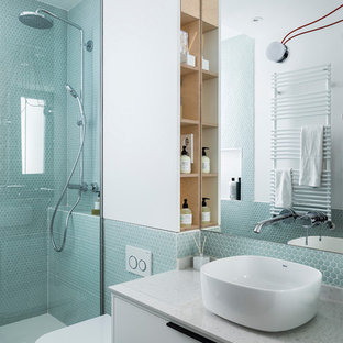 Imagen de cuarto de baño con ducha, actual, con armarios con paneles lisos, puertas de armario blancas, baldosas y/o azulejos azules, baldosas y/o azulejos verdes, lavabo sobreencimera, suelo gris, ducha con puerta con bisagras, ducha esquinera, sanitario de pared, baldosas y/o azulejos en mosaico, paredes blancas y encimeras blancas