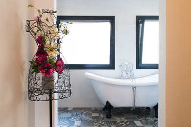 バルセロナにあるインダストリアルスタイルのおしゃれな浴室の写真