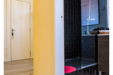 バレンシアにあるミッドセンチュリースタイルのおしゃれな浴室の写真