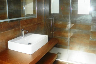 Diseño de cuarto de baño actual de tamaño medio con armarios abiertos, puertas de armario de madera oscura, ducha empotrada, sanitario de dos piezas, aseo y ducha y lavabo sobreencimera