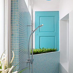 Foto de cuarto de baño costero, de tamaño medio, con ducha a ras de suelo, baldosas y/o azulejos de cerámica, paredes blancas, suelo de baldosas de cerámica, baldosas y/o azulejos azules y suelo azul