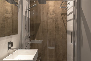 Ejemplo de cuarto de baño industrial de tamaño medio con ducha empotrada, aseo y ducha, lavabo sobreencimera y ducha con puerta con bisagras