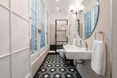 Foto de cuarto de baño actual de tamaño medio con ducha empotrada, sanitario de dos piezas, suelo de baldosas de cerámica, aseo y ducha y lavabo suspendido