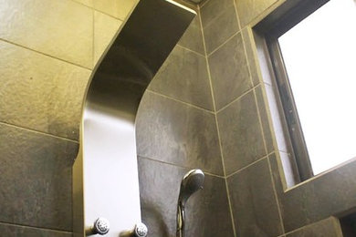 他の地域にあるお手頃価格の小さなコンテンポラリースタイルのおしゃれなバスルーム (浴槽なし) (アルコーブ型シャワー、グレーのタイル、モザイクタイル、グレーの壁、開き戸のシャワー) の写真