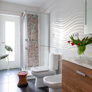 Ejemplo de cuarto de baño único, contemporáneo, con armarios con paneles lisos, puertas de armario de madera oscura, ducha esquinera, baldosas y/o azulejos blancos, lavabo tipo consola y suelo gris
