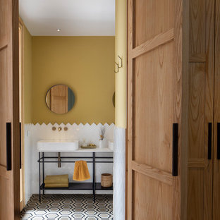 Foto de cuarto de baño con ducha, vintage, con armarios abiertos, baldosas y/o azulejos blancos y lavabo sobreencimera