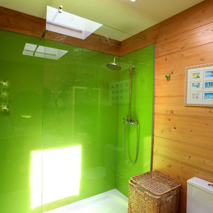 Exemple d'une petit salle de bain principale asiatique avec un placard sans porte, des portes de placard en bois clair, un bain japonais, une douche à l'italienne, un WC à poser, un carrelage vert, des plaques de verre, un mur multicolore, un sol en bois brun, une vasque, un plan de toilette en bois, un sol multicolore et aucune cabine.