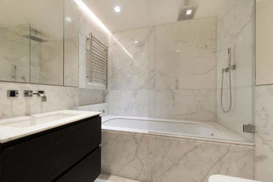 Идея дизайна: главная ванная комната среднего размера в стиле модернизм с белой плиткой, мраморной плиткой, мраморным полом, врезной раковиной, мраморной столешницей и белым полом