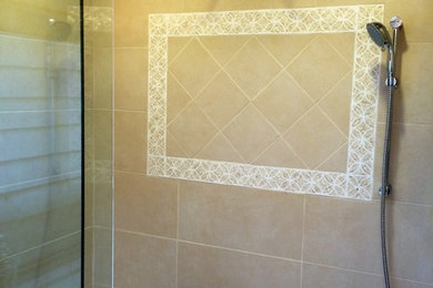 Inspiration för stora klassiska badrum med dusch, med skåp i ljust trä, beige kakel, keramikplattor och granitbänkskiva