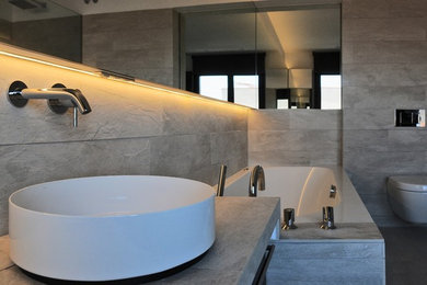 バルセロナにある高級な広いコンテンポラリースタイルのおしゃれなマスターバスルーム (家具調キャビネット、茶色いキャビネット、大型浴槽、バリアフリー、壁掛け式トイレ、ベージュのタイル、磁器タイル、ベージュの壁、磁器タイルの床、ベージュの床) の写真