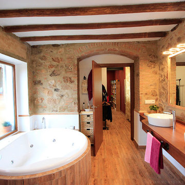 Transformación de una antigua cocina, en un amplio baño con hidromasaje