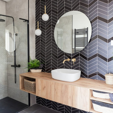 Un baño elegante en tonos oscuros