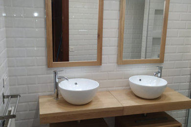 Ejemplo de cuarto de baño contemporáneo con puertas de armario blancas