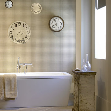 ¡Una pared de mosaicos con forma de reloj! ¡La hora del baño!Tempus Fugit