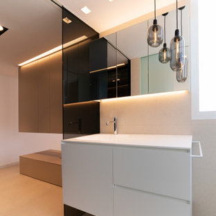 Ejemplo de cuarto de baño con ducha, único y flotante, moderno, de tamaño medio, con armarios con paneles lisos, puertas de armario blancas, baldosas y/o azulejos beige, paredes blancas, lavabo bajoencimera, suelo beige y encimeras blancas
