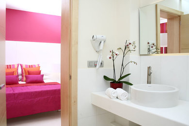 Imagen de cuarto de baño tradicional renovado pequeño con paredes blancas, aseo y ducha y lavabo sobreencimera