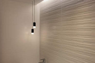 Imagen de cuarto de baño minimalista de tamaño medio con ducha a ras de suelo, paredes blancas, aseo y ducha y suelo blanco