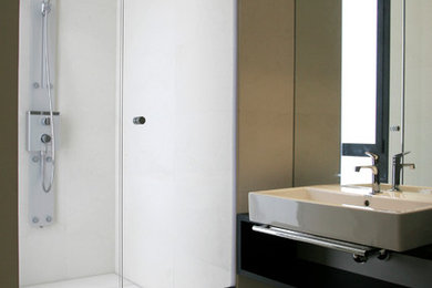Foto de cuarto de baño actual de tamaño medio con ducha empotrada, paredes blancas, aseo y ducha y lavabo sobreencimera