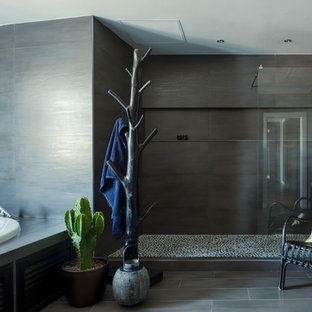 Diseño de cuarto de baño principal, bohemio, con bañera encastrada, ducha empotrada, baldosas y/o azulejos negros, paredes negras, suelo negro y ducha abierta