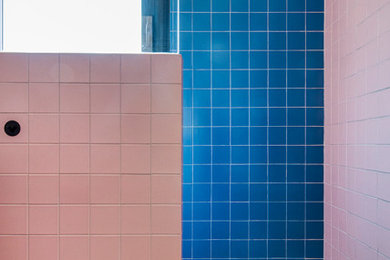 Foto di una stanza da bagno contemporanea con doccia alcova, WC sospeso, piastrelle multicolore, pavimento in cemento e pavimento grigio