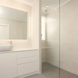 Imagen de cuarto de baño con ducha, moderno, con armarios con paneles lisos, ducha a ras de suelo, suelo gris y encimeras blancas