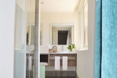 Diseño de cuarto de baño romántico con ducha a ras de suelo, sanitario de dos piezas, baldosas y/o azulejos grises, baldosas y/o azulejos de cerámica, suelo de baldosas de porcelana, lavabo encastrado y encimera de cuarzo compacto