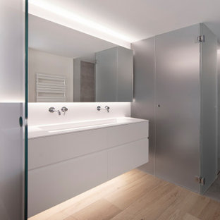 Diseño de cuarto de baño principal, flotante, hornacina y único, minimalista, grande, con puertas de armario blancas, sanitario de pared, baldosas y/o azulejos de cerámica, paredes blancas, suelo de baldosas de cerámica, lavabo de seno grande, encimera de cuarzo compacto, suelo beige, ducha con puerta con bisagras, encimeras blancas, armarios con paneles lisos, ducha empotrada y baldosas y/o azulejos grises