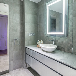 Foto de cuarto de baño principal, actual, con baldosas y/o azulejos grises, lavabo sobreencimera, suelo gris, armarios con paneles lisos, puertas de armario grises, baldosas y/o azulejos de cemento, paredes grises, suelo de cemento, encimera de mármol y encimeras grises