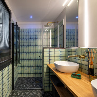 Foto de cuarto de baño con ducha, doble, flotante y azulejo de dos tonos, actual, con armarios abiertos, puertas de armario de madera oscura, ducha empotrada, baldosas y/o azulejos negros, baldosas y/o azulejos verdes, lavabo sobreencimera, encimera de madera, suelo multicolor, ducha con puerta con bisagras y encimeras marrones