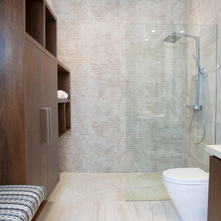 Imagen de cuarto de baño con ducha, tradicional renovado, sin sin inodoro, con armarios con paneles lisos, puertas de armario de madera en tonos medios, baldosas y/o azulejos beige, paredes beige, suelo beige y ducha abierta