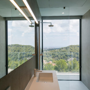 Diseño de cuarto de baño principal, moderno, con ducha a ras de suelo, baldosas y/o azulejos grises, paredes grises, lavabo integrado, suelo gris, ducha abierta y encimeras beige