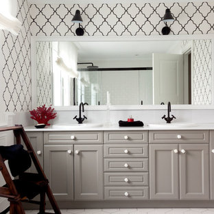 Diseño de cuarto de baño clásico renovado con armarios con paneles empotrados, puertas de armario grises, paredes blancas, lavabo encastrado y suelo blanco