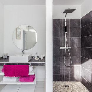 Foto de cuarto de baño con ducha, contemporáneo, con armarios abiertos, ducha abierta, baldosas y/o azulejos grises, paredes blancas, lavabo sobreencimera, suelo gris, ducha abierta y encimeras grises