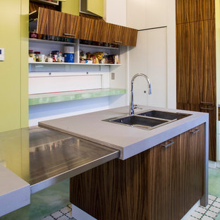Geschlossene, Mittelgroße Moderne Küche in U-Form mit Einbauwaschbecken, flächenbündigen Schrankfronten, lila Schränken, Betonarbeitsplatte, Küchengeräten aus Edelstahl, Linoleum, Kücheninsel und buntem Boden in Rom