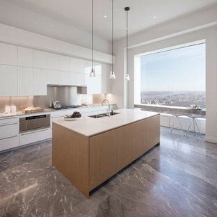 Esempio di un'ampia cucina design con lavello a doppia vasca, ante lisce, ante bianche, paraspruzzi a effetto metallico, isola, elettrodomestici in acciaio inossidabile e pavimento in marmo