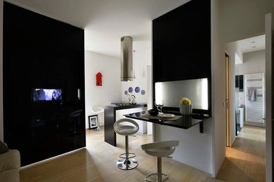 Immagine di una piccola cucina abitabile contemporanea con parquet chiaro, penisola e pavimento beige