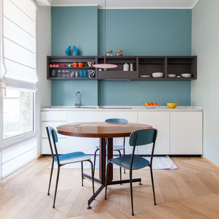 Idee per una piccola cucina minimal con lavello da incasso, ante lisce, ante bianche, pavimento in legno massello medio, nessuna isola, pavimento beige, top in granito, paraspruzzi blu e elettrodomestici da incasso