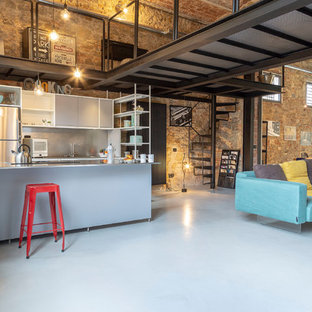 Idee per una cucina industriale con pavimento in cemento