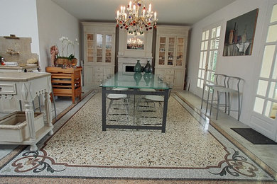 Immagine di una grande cucina abitabile tradizionale con pavimento alla veneziana e pavimento multicolore